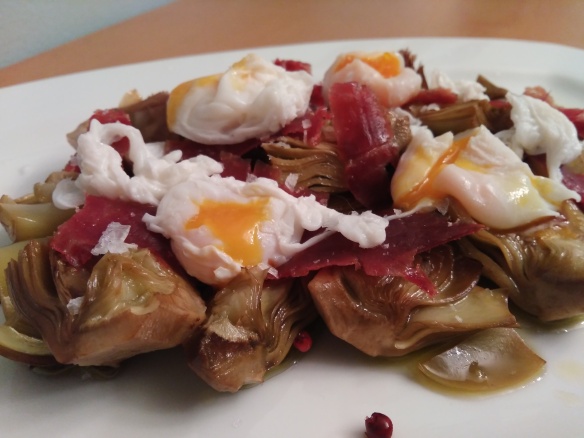 Alcachofas confitadas con huevos de codorniz y jamón ibérico Abadali en la cocina